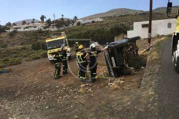 Una camioneta vuelca en Lomo Catela (Foto TA)
